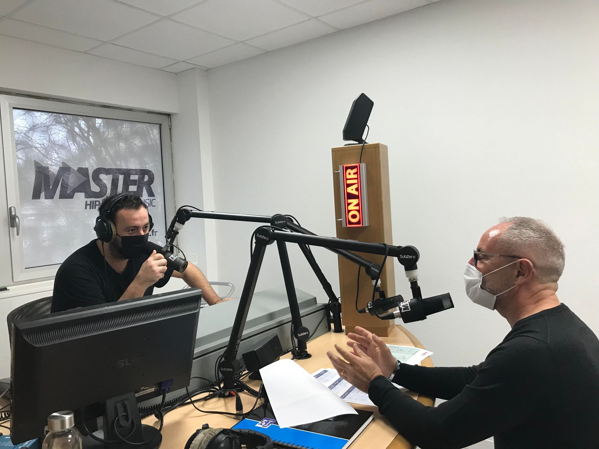 Ethan et Daniel Aubaret dans le studio radio de MASTER
